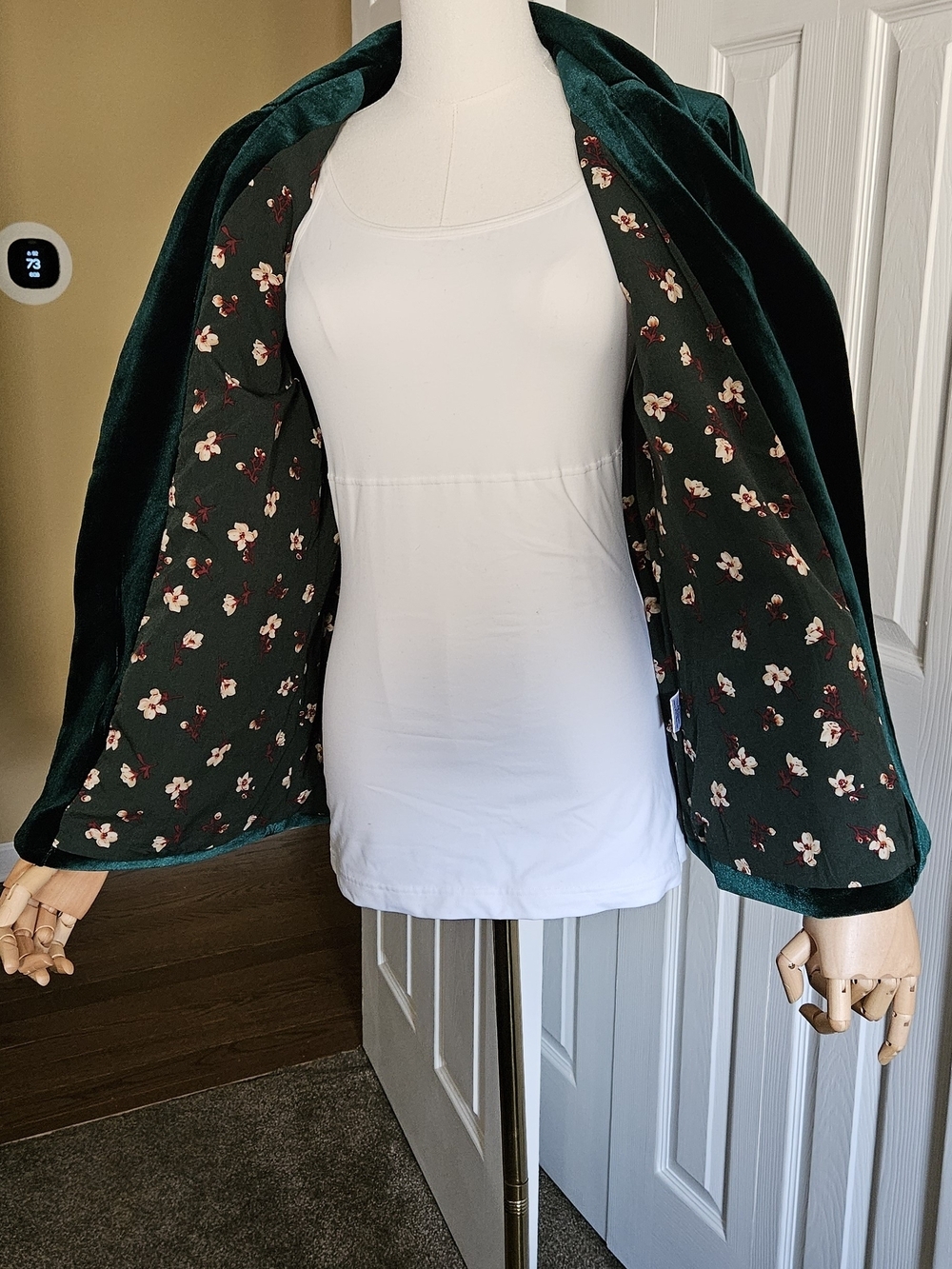 Vibrant Green Crushed Velvet Blazer With Contrasted Floral Print Lining. Holiday - Picture 8 of 11